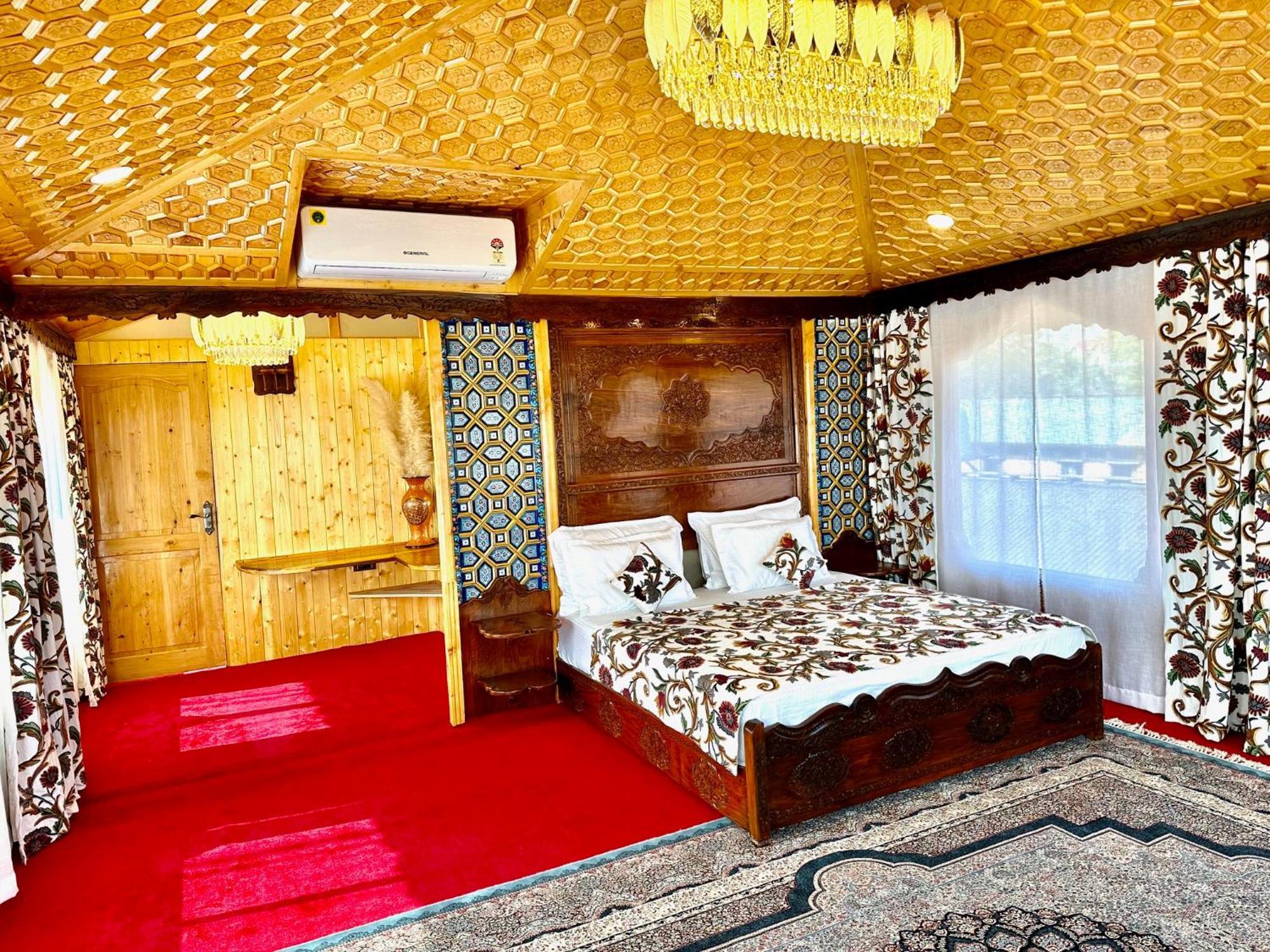 New Jacquline Heritage Houseboats Srīnagar Exterior foto