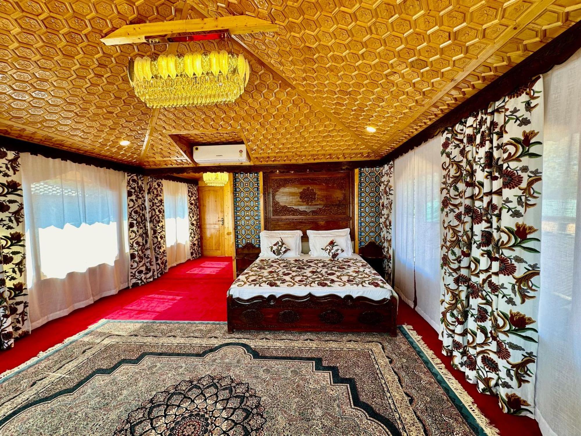 New Jacquline Heritage Houseboats Srīnagar Exterior foto