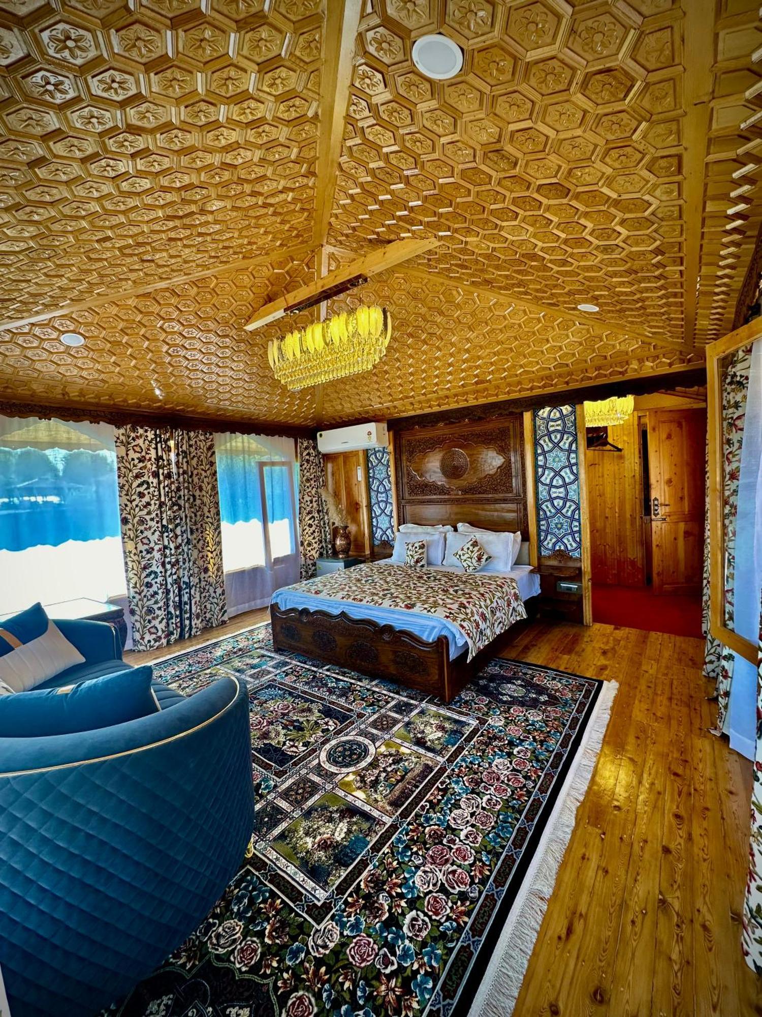 New Jacquline Heritage Houseboats Srīnagar Exterior foto