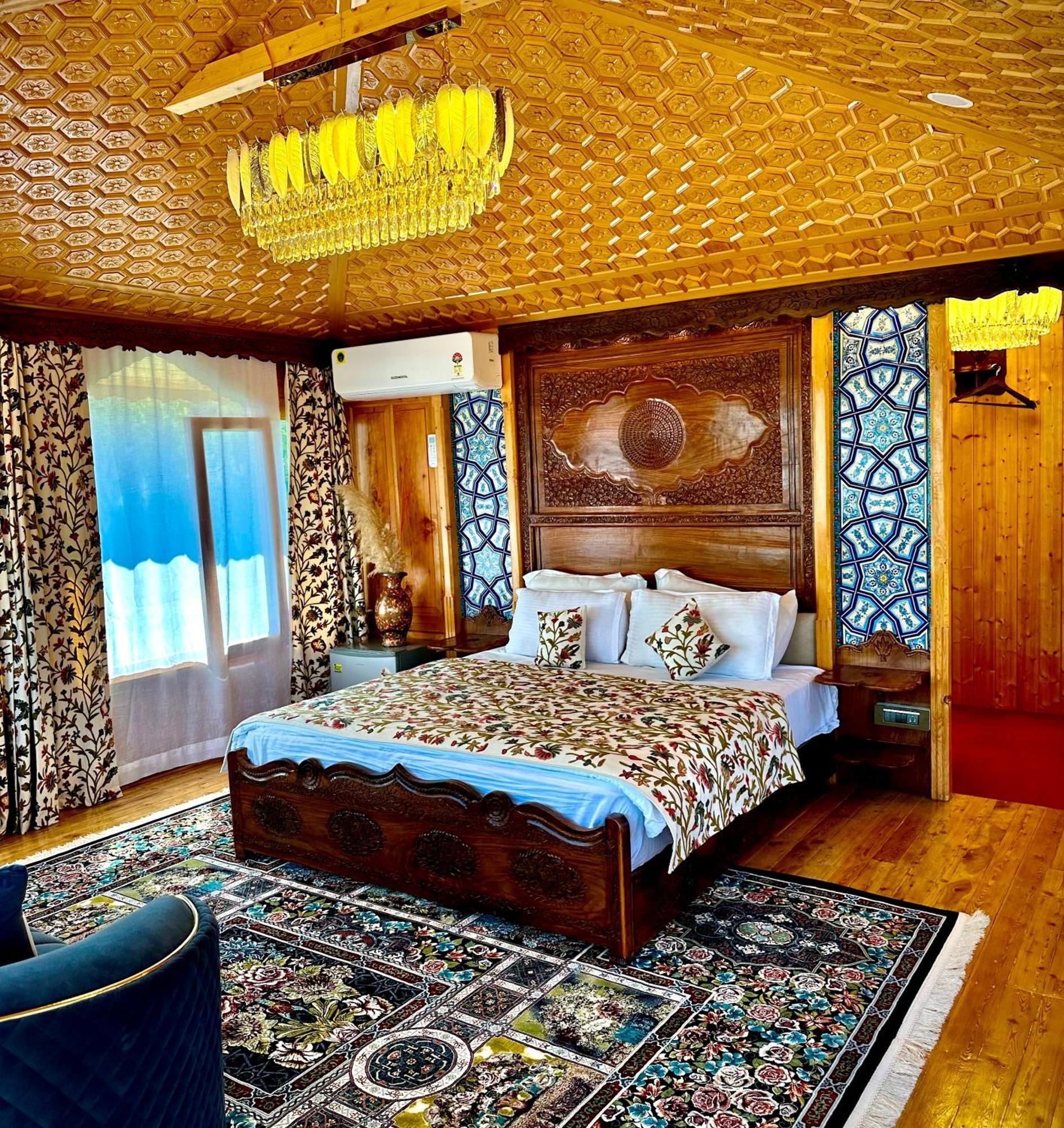 New Jacquline Heritage Houseboats Srīnagar Exterior foto