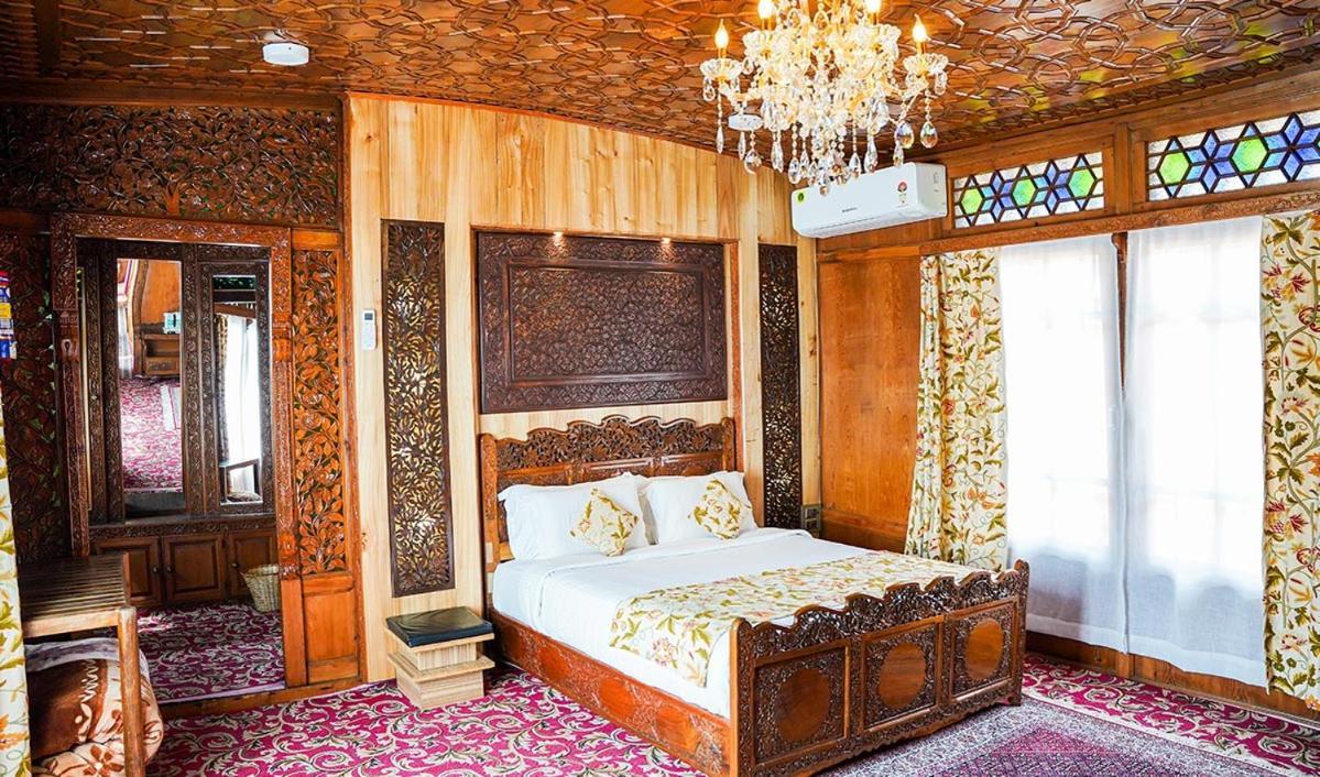 New Jacquline Heritage Houseboats Srīnagar Exterior foto
