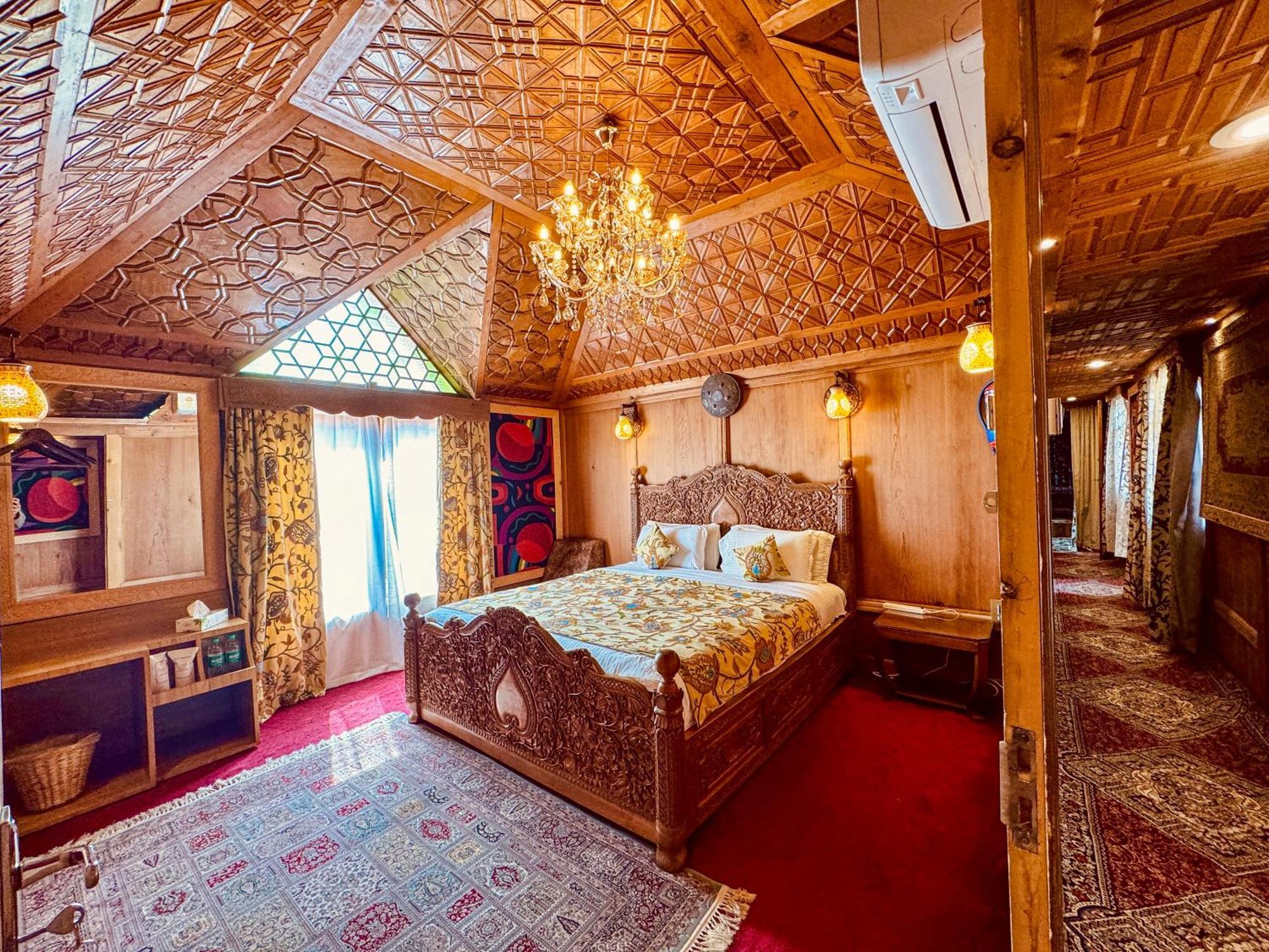 New Jacquline Heritage Houseboats Srīnagar Exterior foto