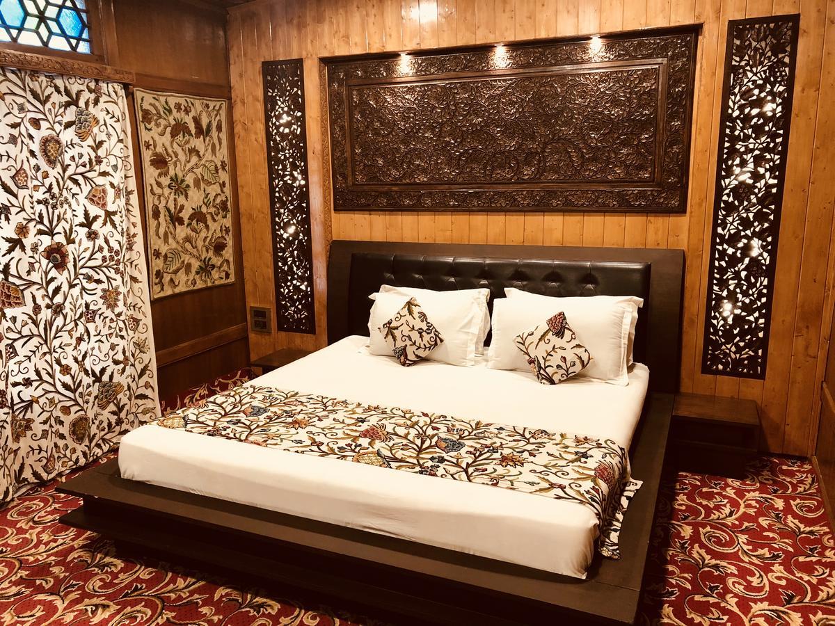 New Jacquline Heritage Houseboats Srīnagar Exterior foto