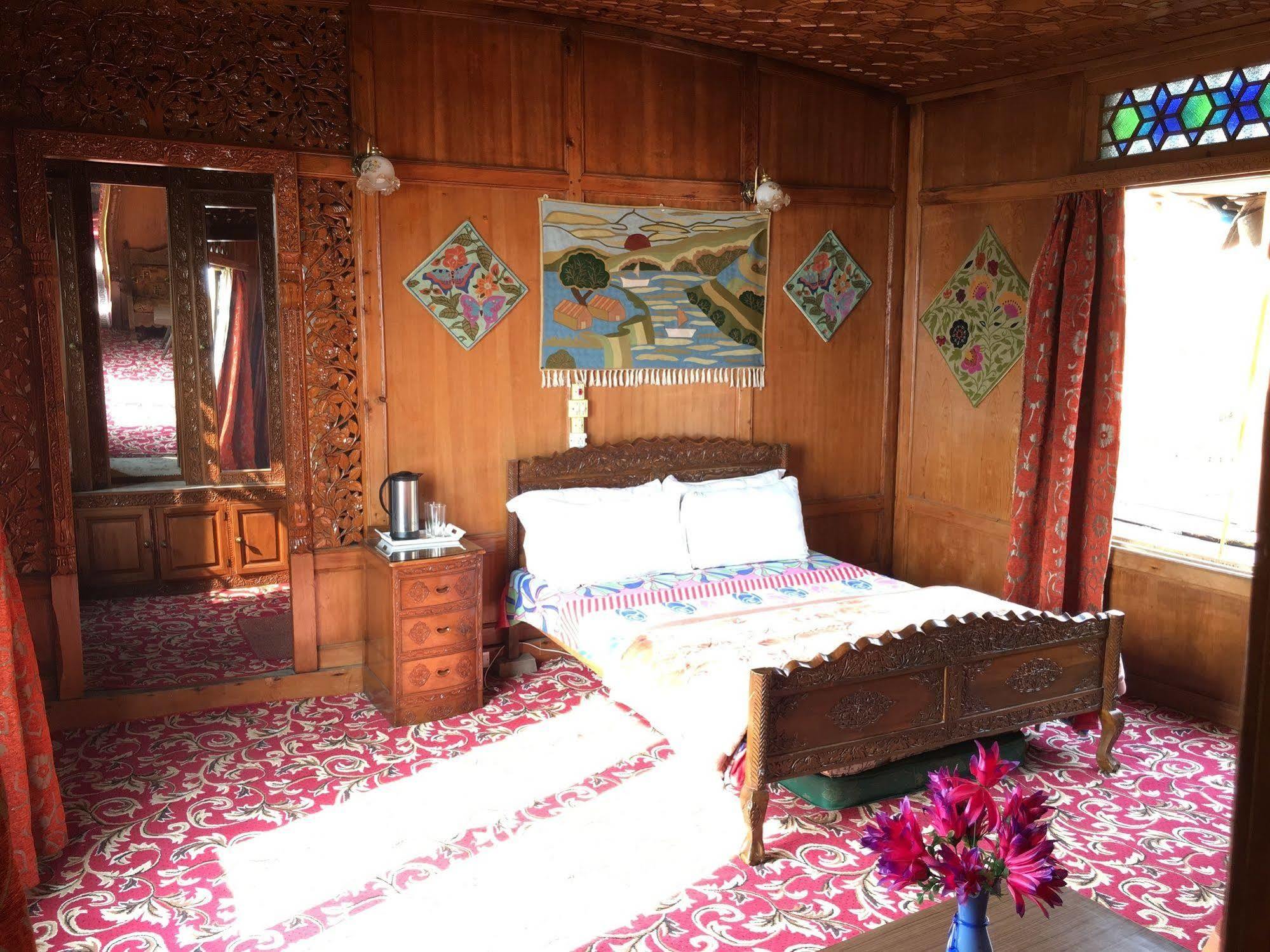 New Jacquline Heritage Houseboats Srīnagar Exterior foto