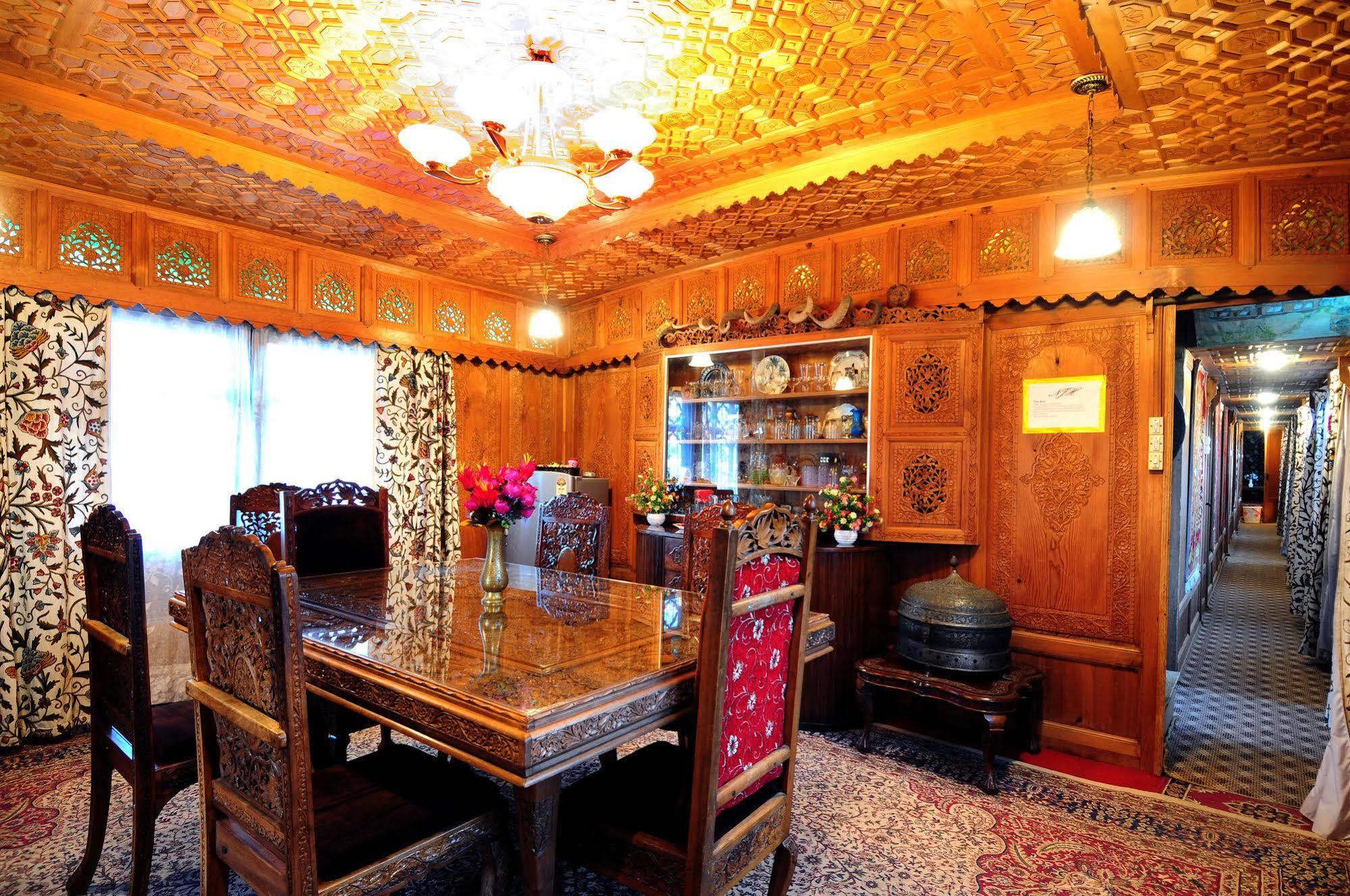 New Jacquline Heritage Houseboats Srīnagar Exterior foto