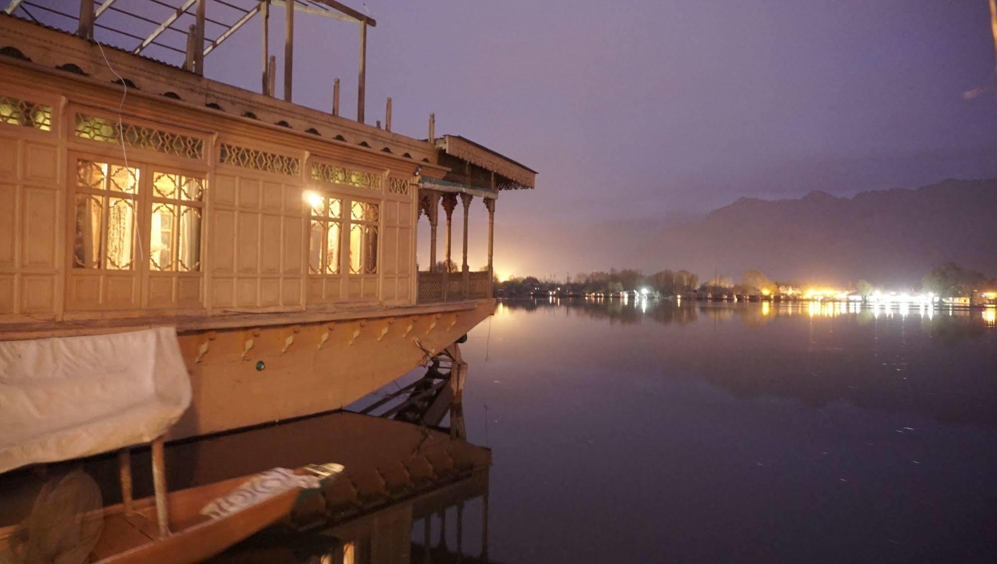 New Jacquline Heritage Houseboats Srīnagar Exterior foto